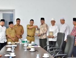 Pj Bupati Hambali Terima 460 Al-Qur’an dari Majelis Riau Maqari