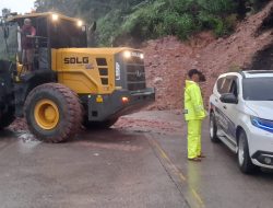 BPJN Riau-Sumbar Turunkan Lima Unit Alat di Lokasi Longsor, Jalan Sudah Bisa Lewati