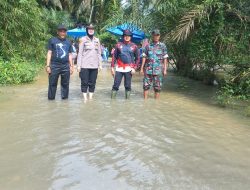 Kapolsek Kampar Didampingi Camat Tinjau Lokasi Banjir