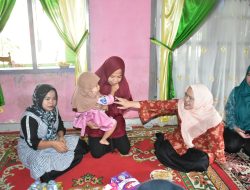 Penanganan Penurunan Stunting di Kampar, Plt Ketua DWP Berikan Asupan Tambahan Makanan Bergizi