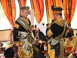 Sempena HUT Kampar, Pj Bupati Hambali Dinobatkan sebagai Payung Panji Adat
