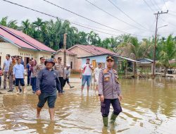 Didampingi Kapolres dan Ketua KPU, Pj Sekda Kampar Tinjau TPS Terdampak Banjir di Siak Hulu