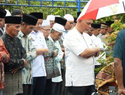 Kampar Berduka, Pj Bupati Hambali Lepas Almh Hj Rasyidah Menuju Tempat Peristirahatan