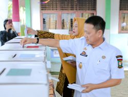 Gunakan Hak Pilih, Pj Bupati Hambali Nyoblos di TPS 7 Salo Timur