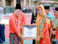 Pj Ketua TP PKK Kampar Terima Penghargaan Bunda Asuh Anak Stunting