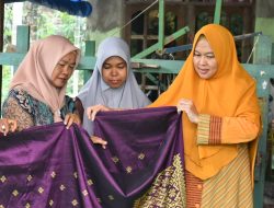 Ketua Umum Dekranasda Kampar  Lakukan Pembinaan Produksi Tenun Songket Desa Pagaruyung