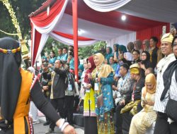 Ketua Dekranasda Kampar Hadiri Kirab HUT ke 44 Dekranas di Solo