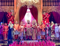 PJ Ketua TP PKK Kampar Hadiri Resepsi Pernikahan Putra Bapak Rusli Zainal dengan Putri Bapak Mustari di Ballroom Hotel Labersa