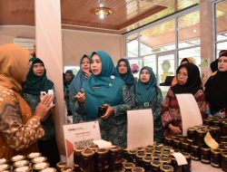 PJ Ketua TP PKK Ricana Djayanti Lakukan Kunjungan ke Rumah Madu Wilbi Di Kuok Setelah Laksanakan Kegiatan Gertam Cabe di Stanum