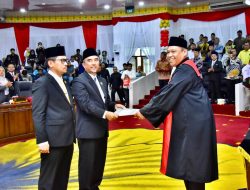 Pj Bupati Kampar Saksikan Pengambilan Sumpah Ketua dan Wakil Ketua DPRD Kabupaten Kampar Masa Jabatan 2024-2029