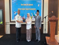 Ka.Bappenda Kab.Kampar Berikan Penghargaan Pada Pemenang Lomba Cepat Tepat Perpajakan