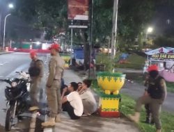 Sekelompok Remaja Nongkrong di Jembatan WFC Bangkinang Dini Hari, Tim Patroli 24 Jam Satpol PP Kampar Berikan Pembinaan