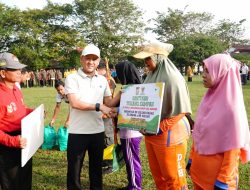 Gotong Royong HUT Kampar, Pj Bupati Hambali Berikan Santunan
