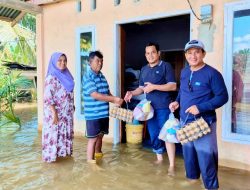 Banjir Landa Kampar, Camat Dedi Herman Berikan Bantuan Sembako