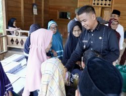 Peduli Warga Terpencil, Bupati Ahmad Yuzar Safari Ramadhan di Desa Kebun Tinggi dan Salurkan Bantuan