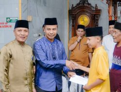 Pemda Kampar Safari Ramadhan di Desa Kebun Durian, Bupati Serahkan Bantuan Program CSR