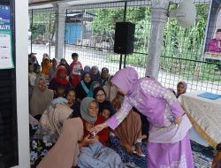 Wabup Misharti Bagikan Sembako Kepada Masyarakat Kurang Mampu di Desa Terantang Tambang