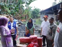 Wabup Kampar Serahkan Bantuan kepada Warga Danau Bingkuang Korban Kebakaran