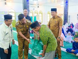Bupati Ahmad Yuzar Serahkan Santunan Anak Yatim dan Dhuafa di Sekitaran Rumah Dinas