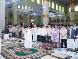 Bupati Ahmad Yuzar Laksanakan Sholat Idul Fitri bersama Forkopimda