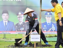 Lepas Peserta 5K Run and Walk Event Karhutla Polres Kampar, Bupati Ahmad Yuzar Lakukan Penanaman Pohon