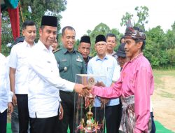 Angkat Miniatur Rumah Adat, Pak Zukirman dkk Juara Lomba Sampan Hias
