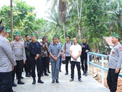 Akses Vital, Bupati Kampar Dampingi Kapolda Riau Tinjau Langsung Pembangunan Jembatan Presisi Polri di Desa Lubuk Agung XIII Koto Kampar.