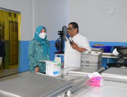 Tinjau SPPG Kasikan Tapung Hulu, Ketua TP PKK Kampar Pastikan Kebersihan dan Gizi Makanan Terjaga