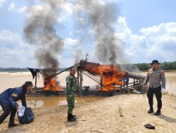 Kolaborasi Polisi dan TNI, Tindak 12 Rakit PETI