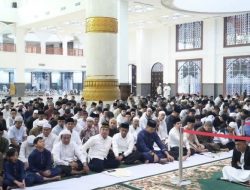 Perkuat Kebersamaan Pemerintah dan Masyarakat, Bupati Kampar Sholat Ied di Islamic Centre Bangkinang