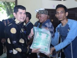 Program Strategis Kampar Dihati, Bupati Ahmad Yuzar Salurkan Bansos Beras