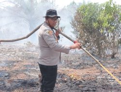 Kapolres Kampar Pimpin Penanganan Karhutla Lahan Gambut Meluas di Kualu Nenas