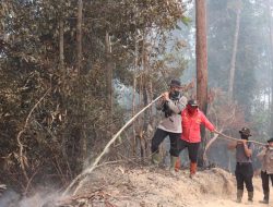 Tempuh 5 Jam Menembus Medan Terjal, Kapolres Kampar Pimpin Pemadaman 7 Titik Api di Sungai Sarik-Balung